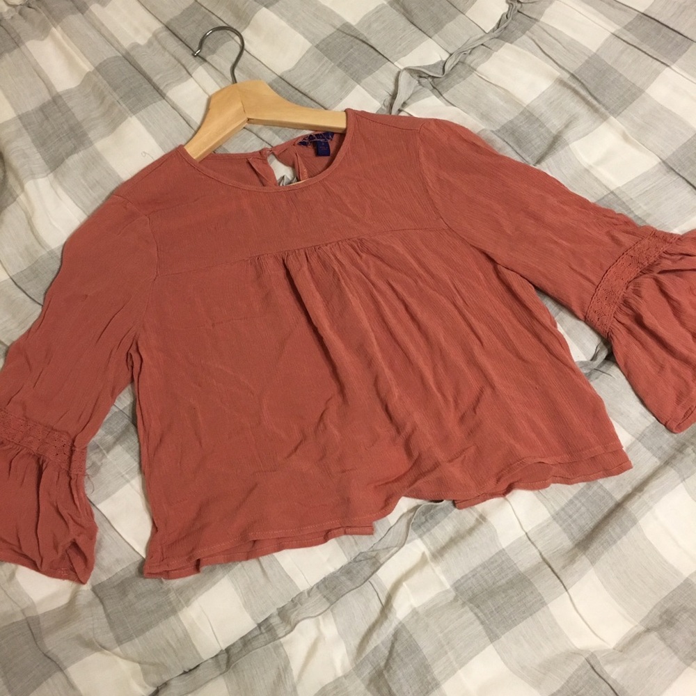 Aeropostale cropped long sleeve shirt